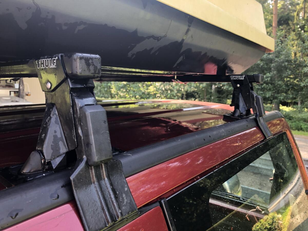 Thule Dachträger mit Dachbox und Skiträger 2