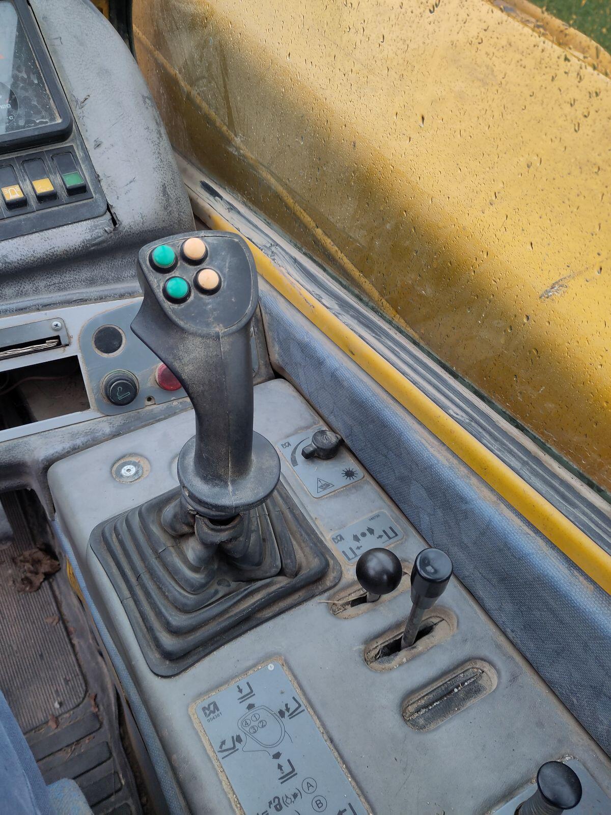 Merlo P 40.9 mit Palettengabel und Schaufel 3