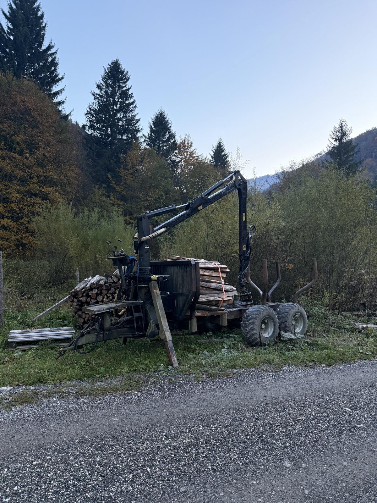Krananhänger Holzknecht mit PemaQ Kran 2