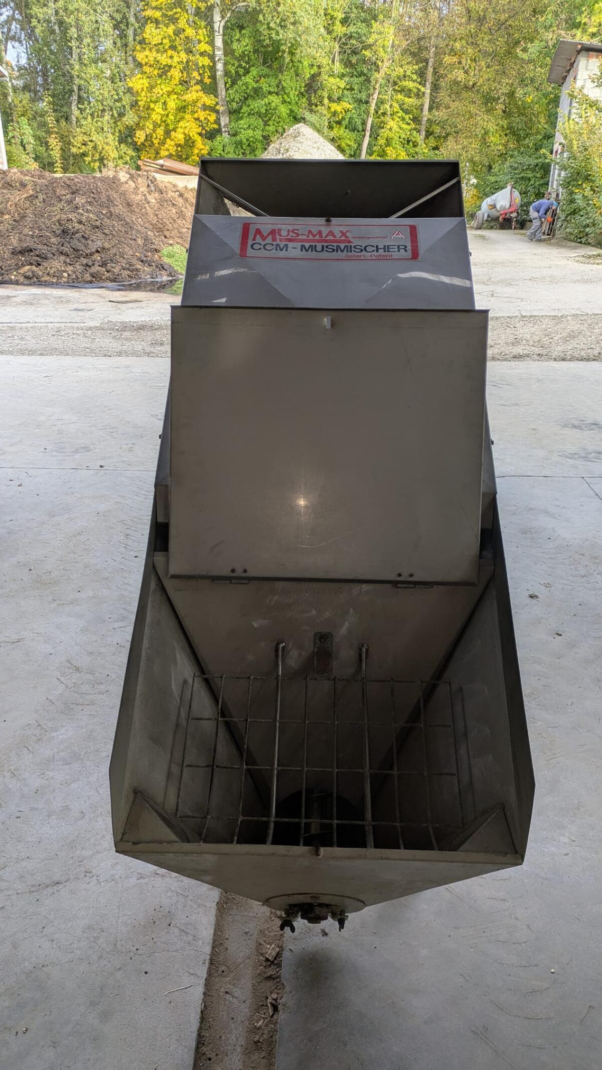 Futtermischer Marke Mus-Max mit zugehöriger Waage 3