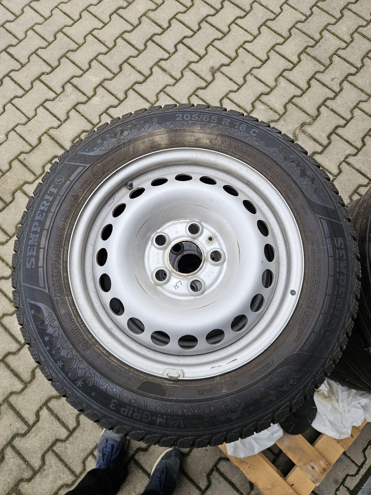 4 Stk. Winterreifen auf Felgen für VW T6 2