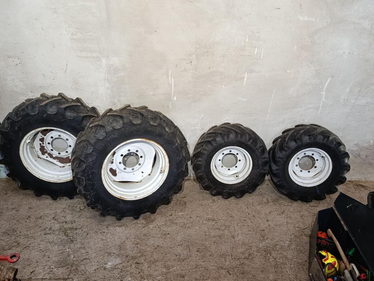 Reifensatz 420/85 R30, 405/70 R20 1
