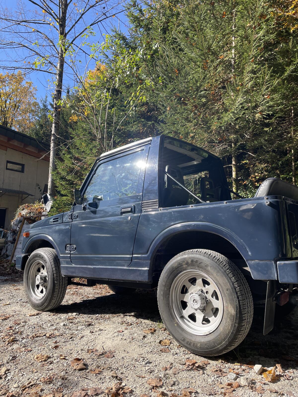 Suzuki SJ413 SJ50 Ix Cabrio mit 47 kW (64 PS) 3