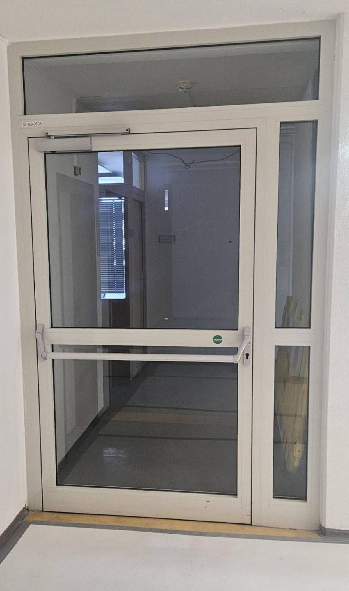 Aluminiumtür mit Oberlicht 2