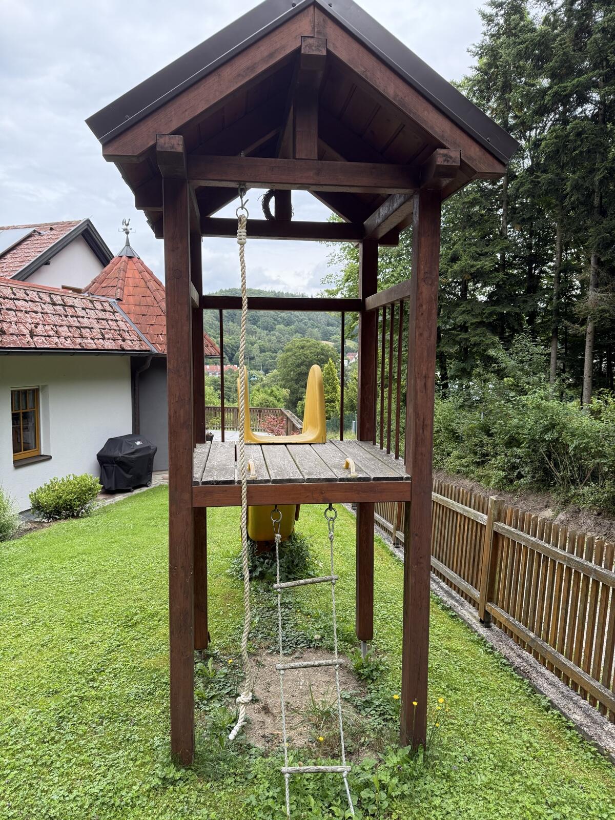 Kinderspielturm mit Rutsche, Strickleiter und Kletterseil 3