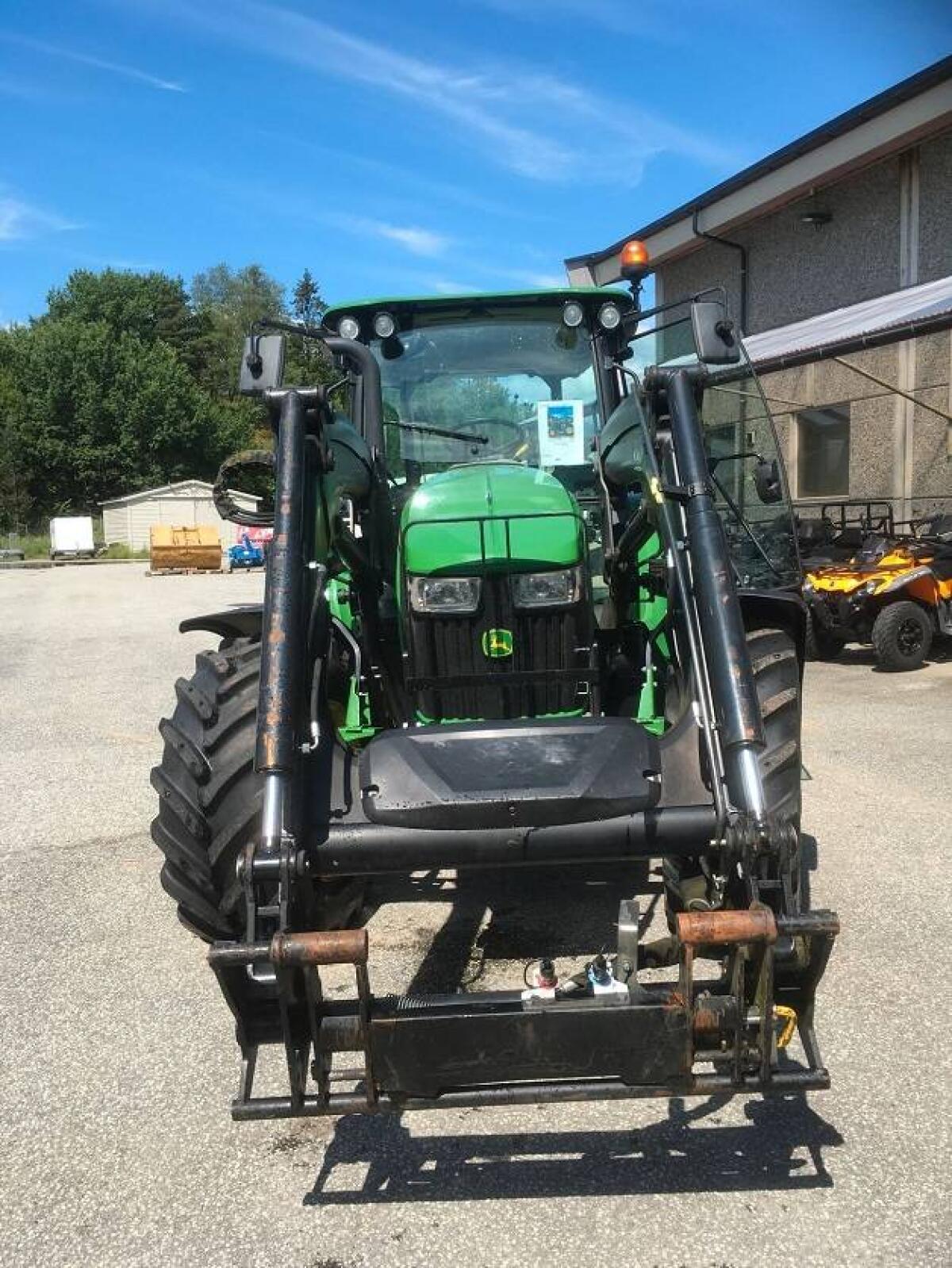 John Deere 5085M 3