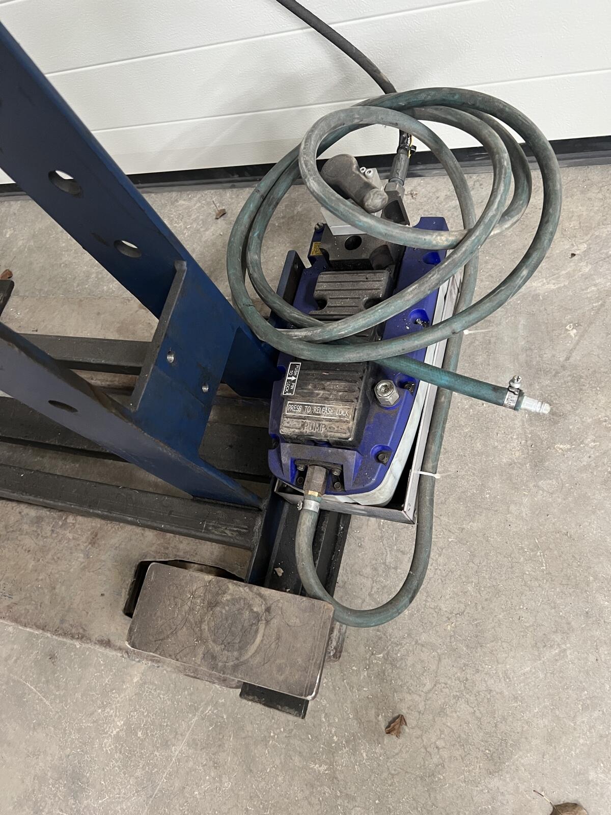 Werkstattpresse mit bequemem lufthydraulischem Pedalantrieb 3