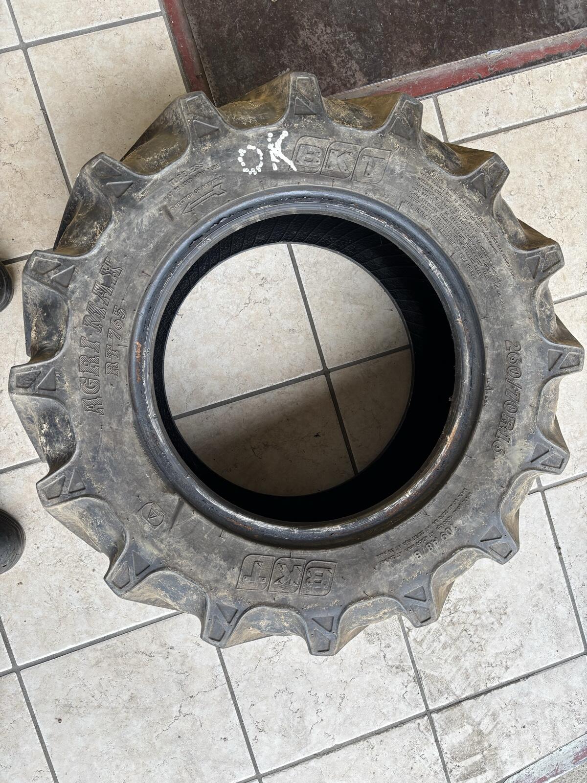 Reifen 260/70R16 3
