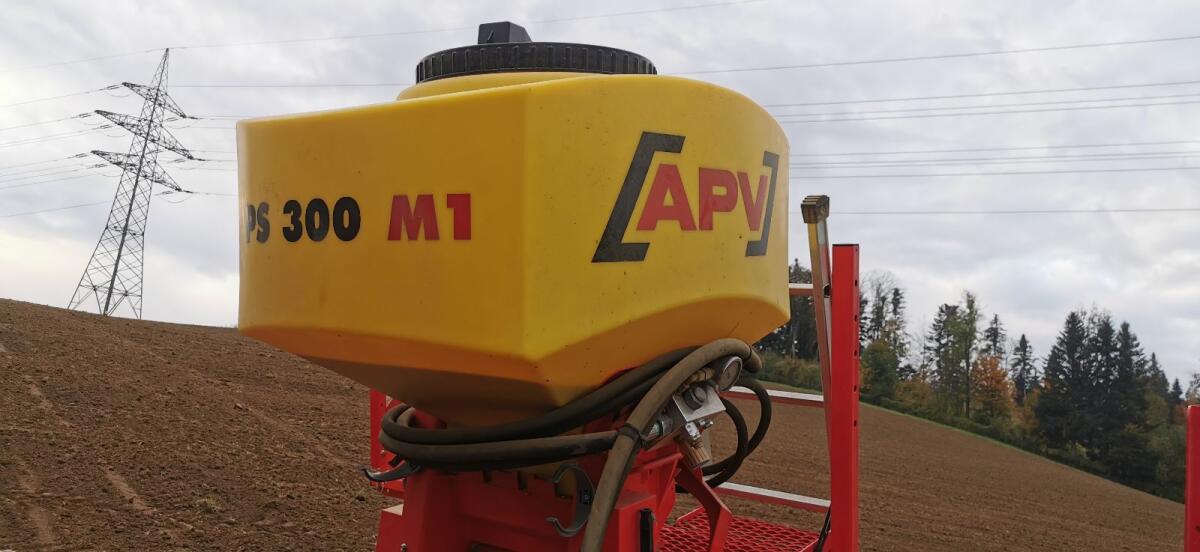 Rollstriegel APV mit Streuer 3