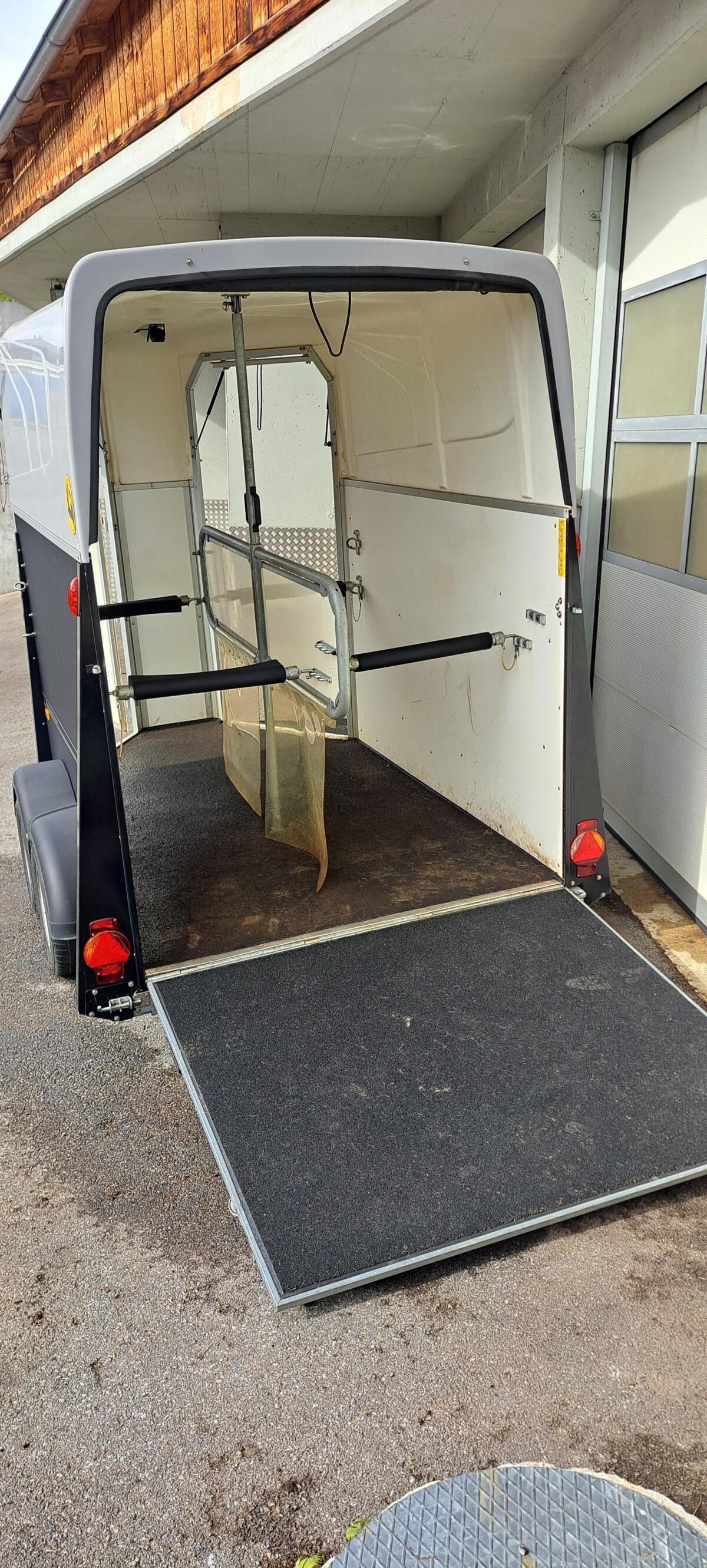 Anhänger Humbauer Cleon 2400 2