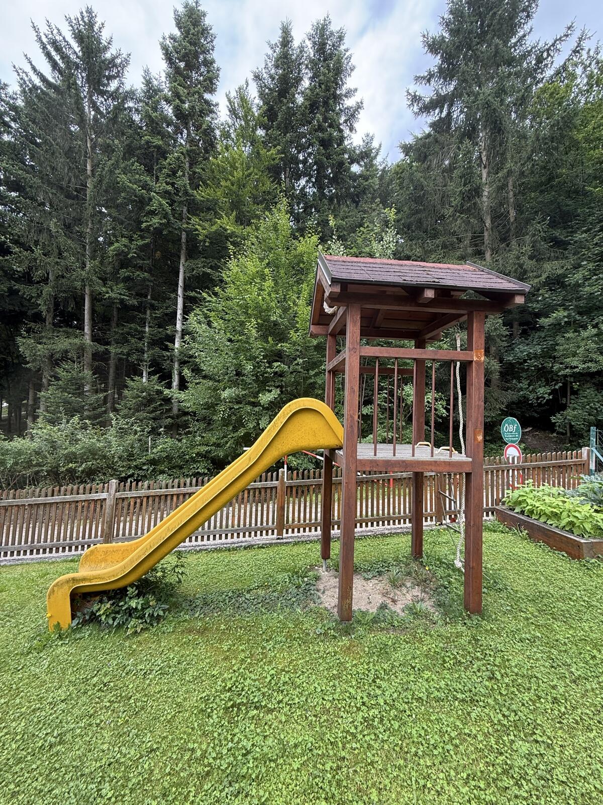 Kinderspielturm mit Rutsche, Strickleiter und Kletterseil 2