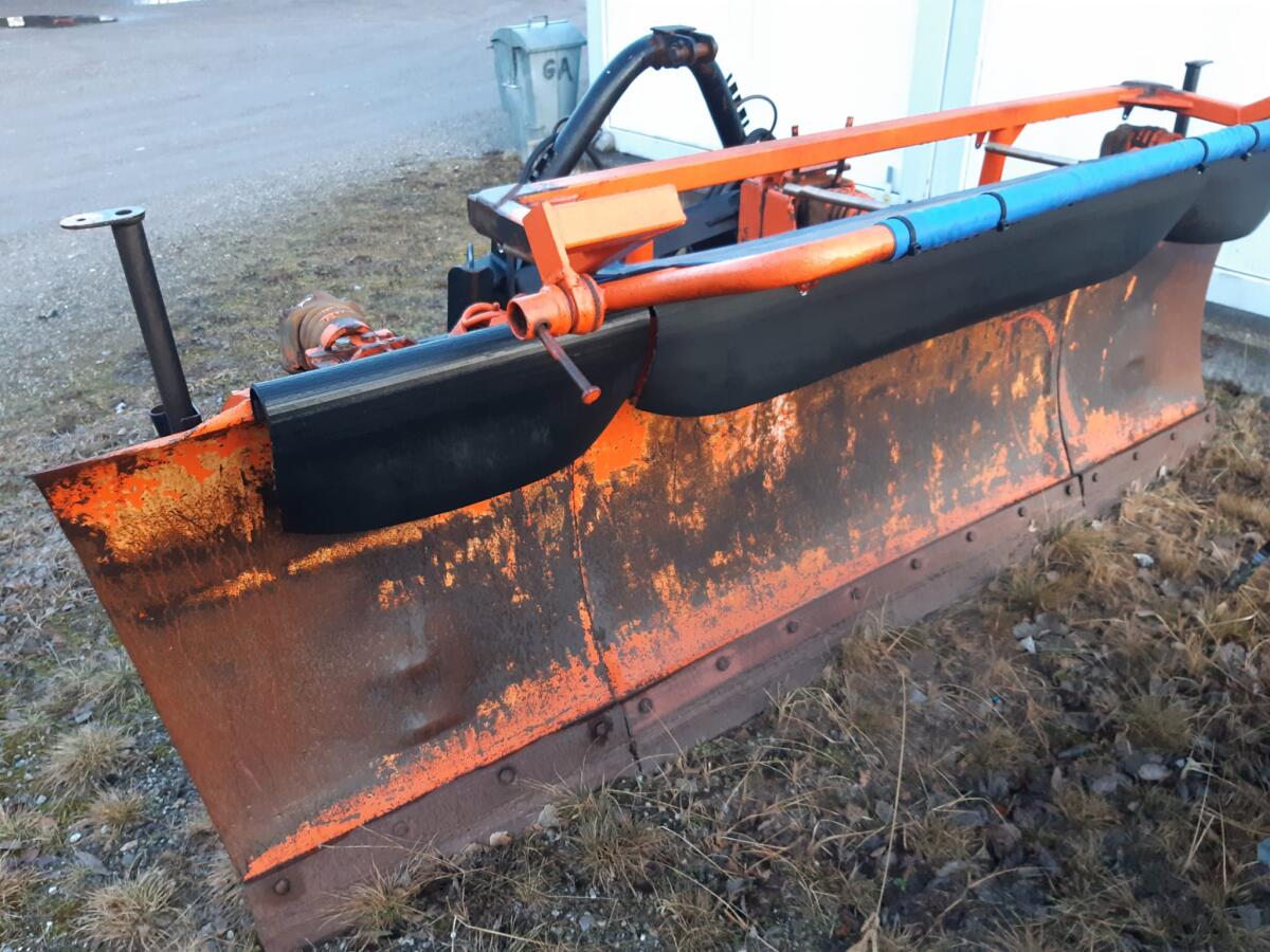 Winterdienst: Schneepflug Schmidt, Kehrbesen, Schneeschleuder 1
