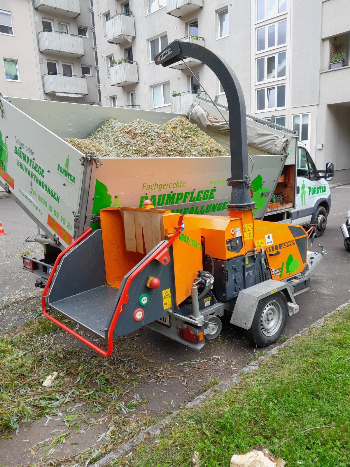 Verkauf von einer neuwertigen Jensen Holzhackmaschine A540 2