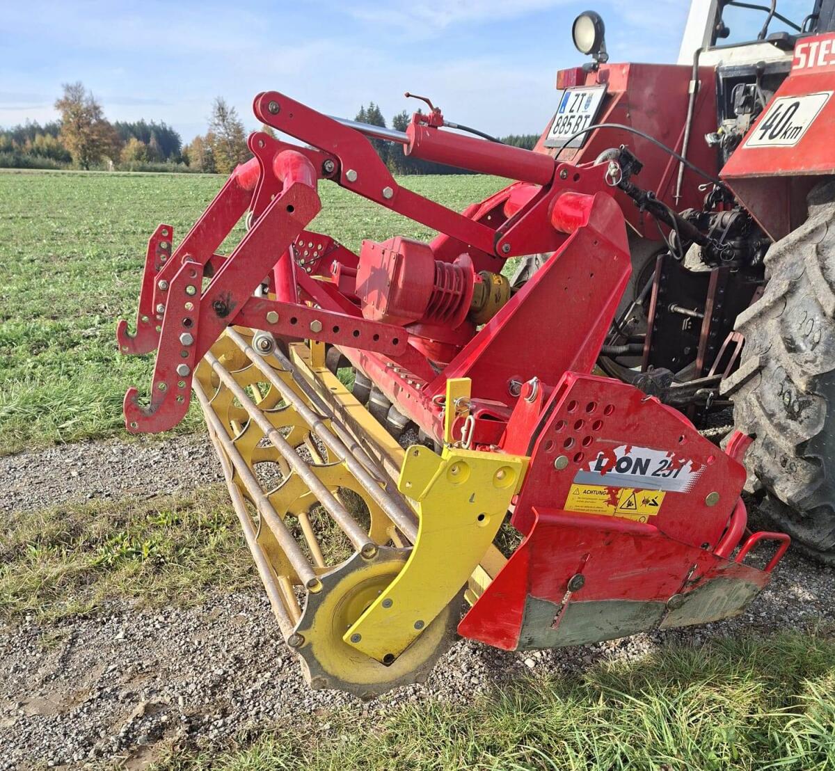 Kreiselegge Pöttinger Lion 251 mit hydr. Huckepack 1