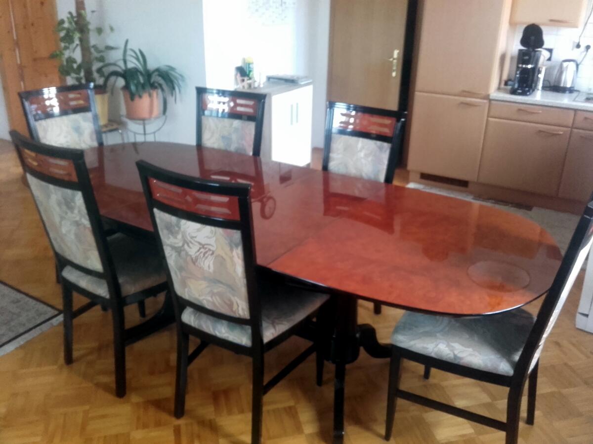 Italienische Antikmöbel, ausziehbarer Tisch und 8 Sessel 2