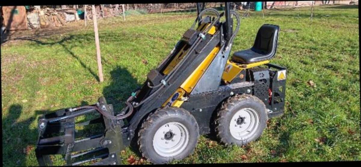 Gebrauchter Hoflader 3