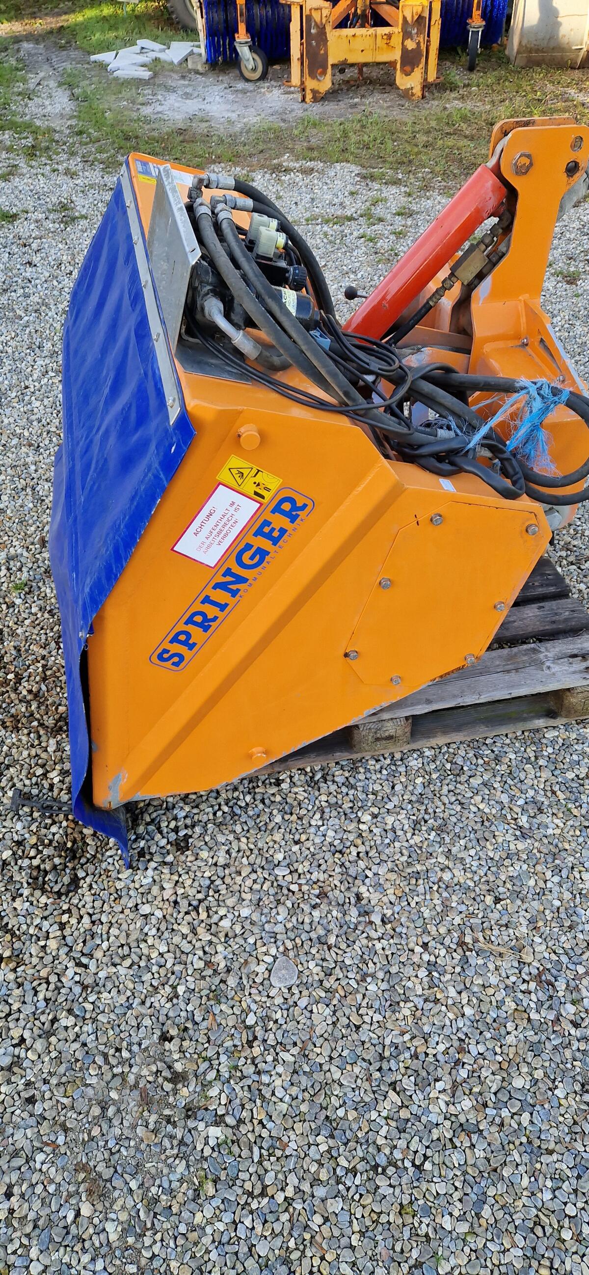 Anbausalzstreuer Springer TSS 400 John Deere Schneepflug 1