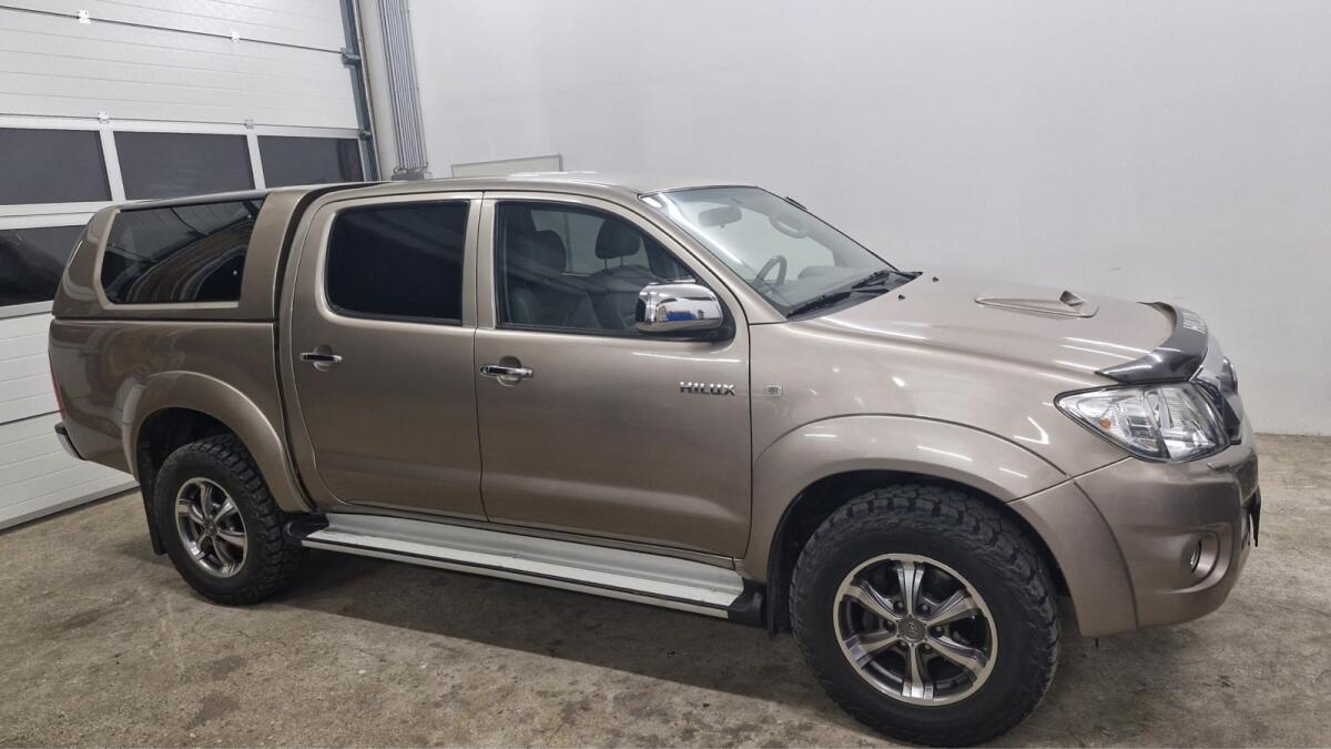 Toyota Hilux 2