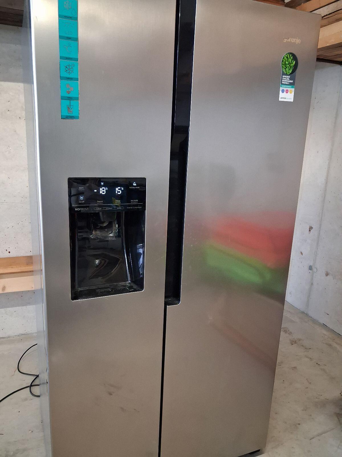 Kühlschrank mit Eiswürfelsystem 1