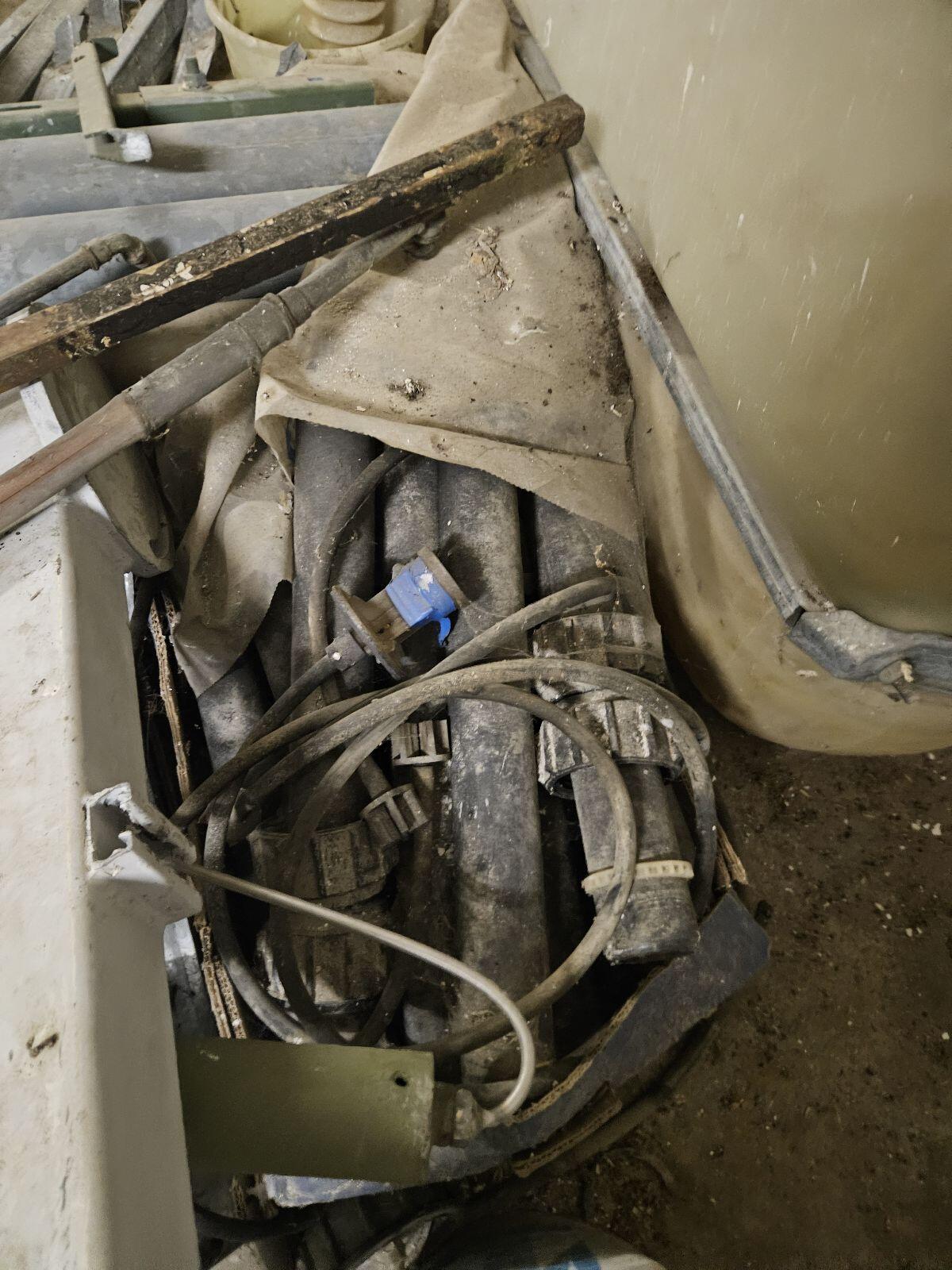 4 Kunststofftanks à 1.000 l mit Verbindungsstücken 3