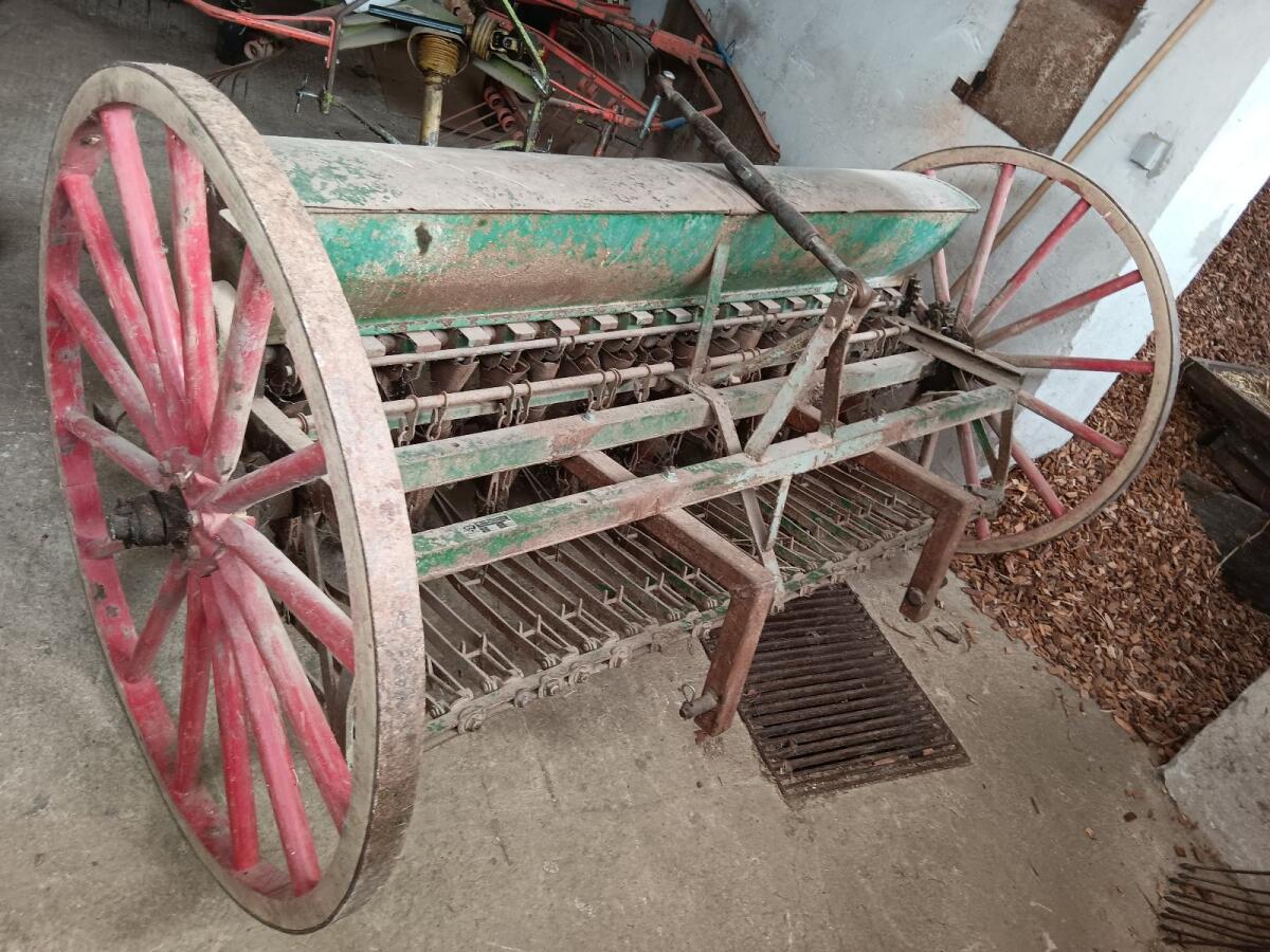 Alte Sämaschine mit Holzrädern 1