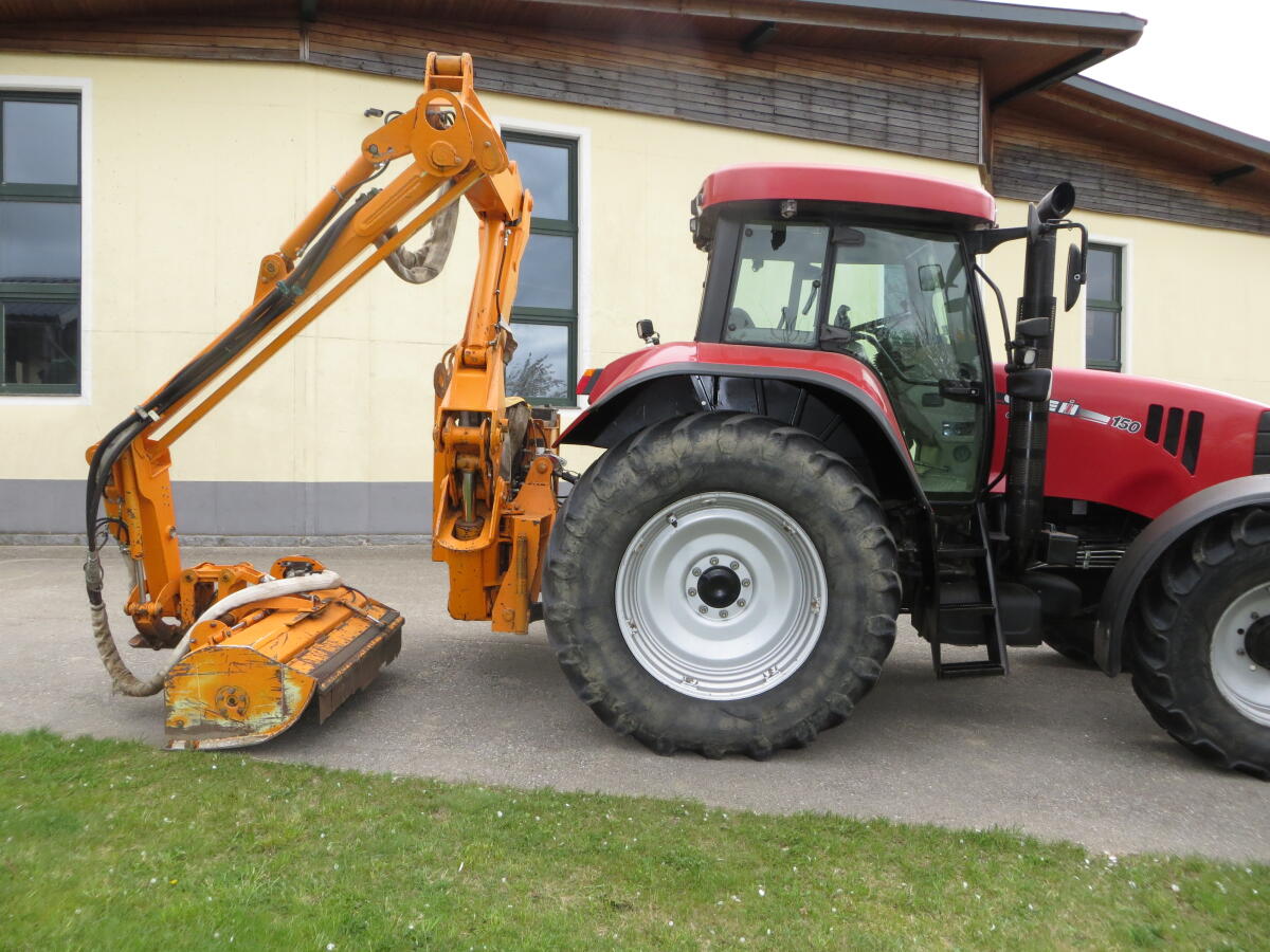 Traktor CVX150 mit Böschungsmäher 1