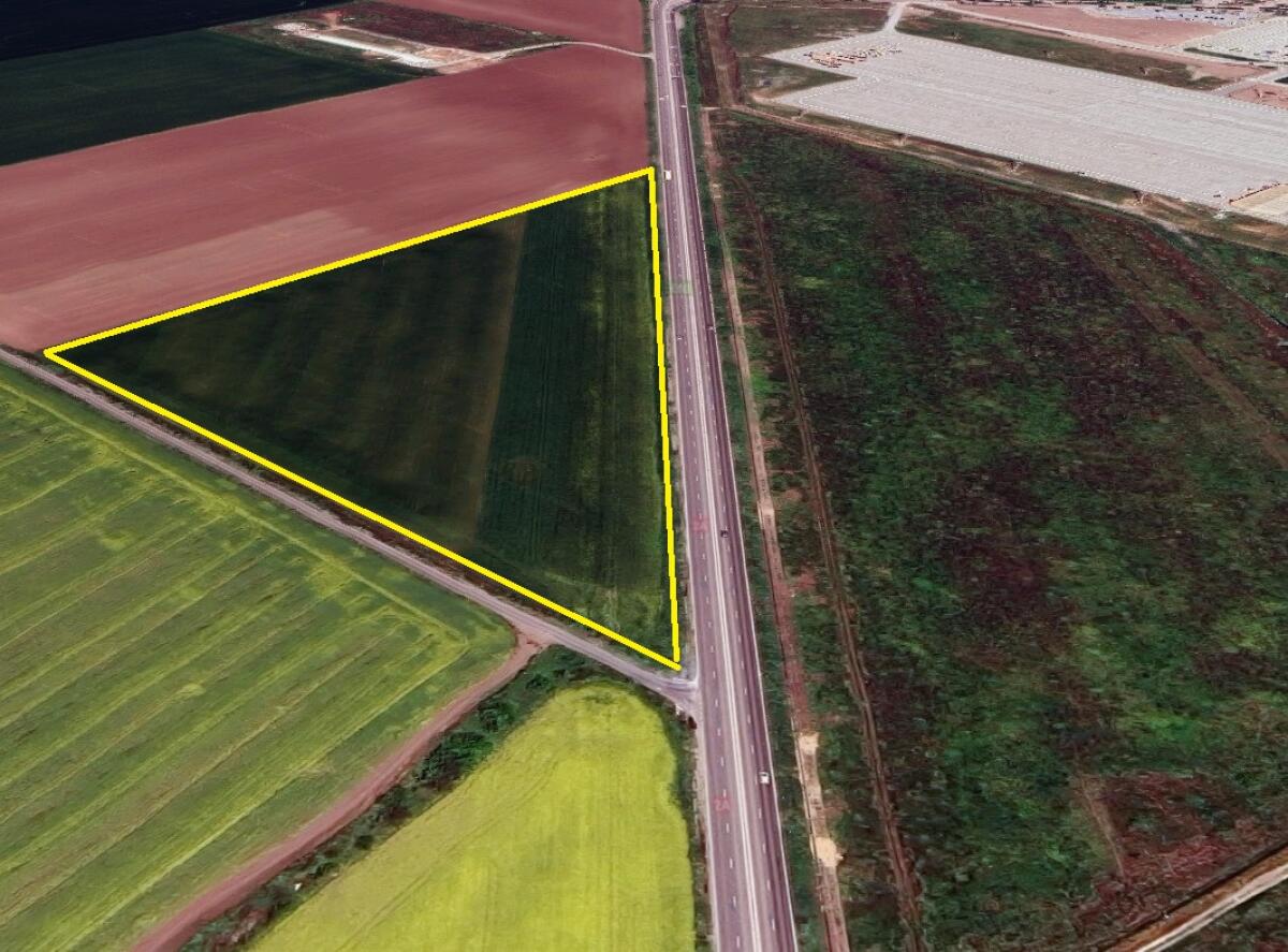 Baugrundstück 4,5 ha gegenüber dem Flughafen MK 2