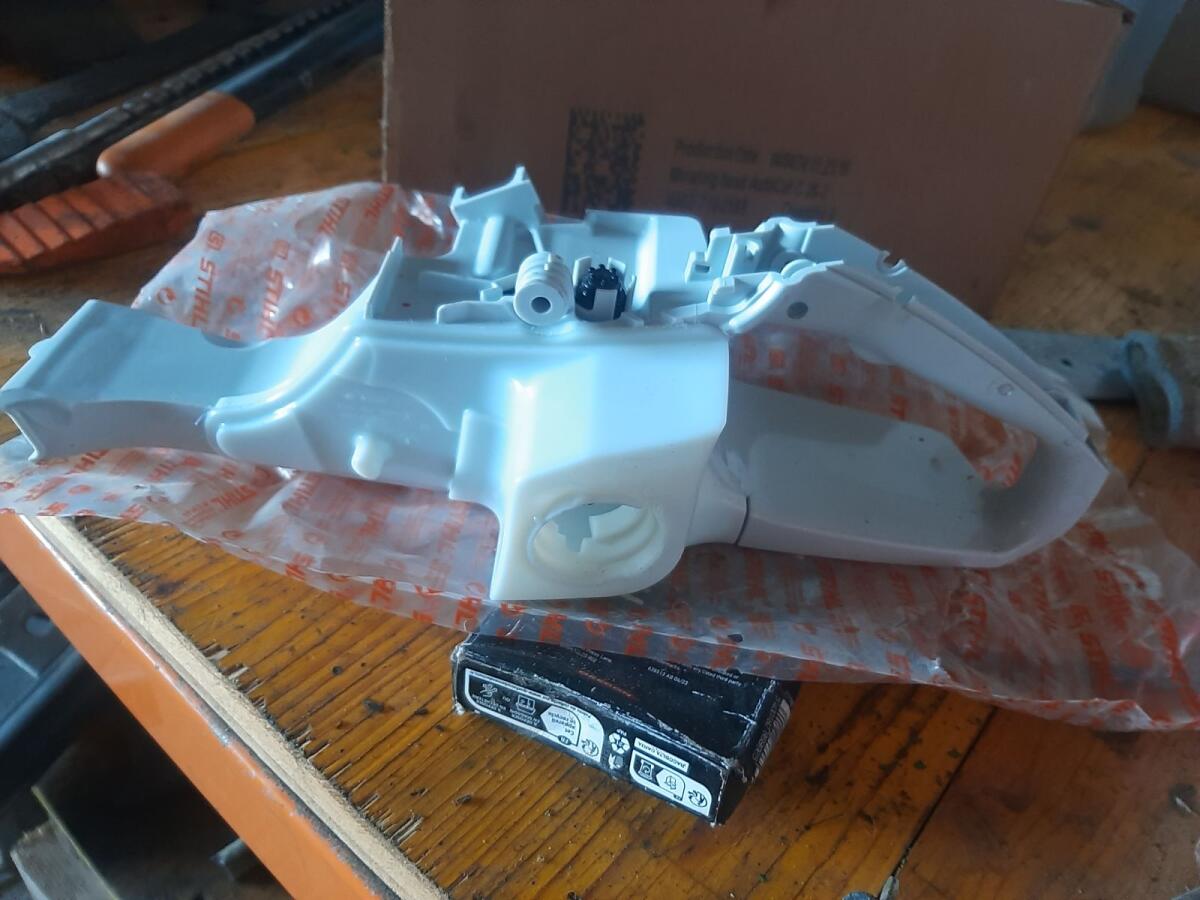 Tankgehäuse Stihl MS 400 1