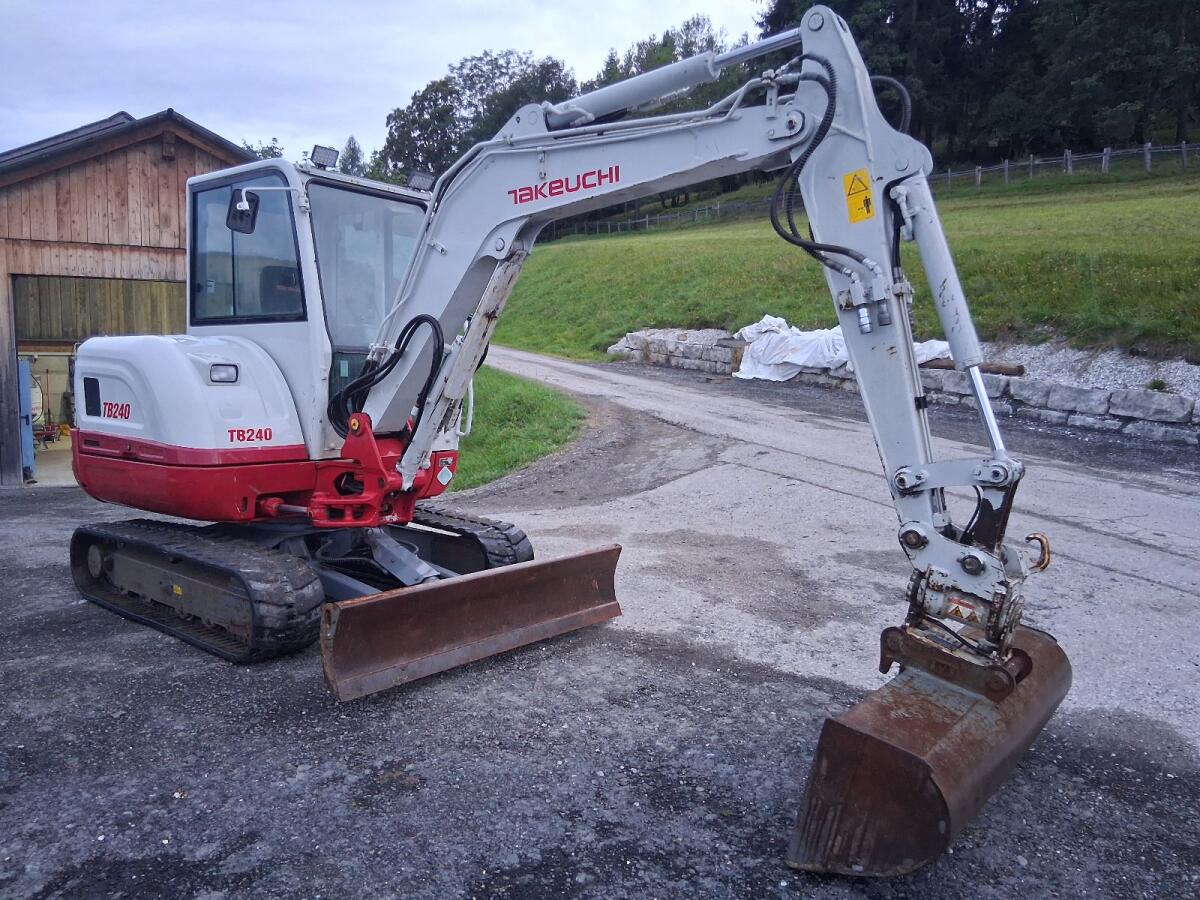 Takeuchi TB240 1