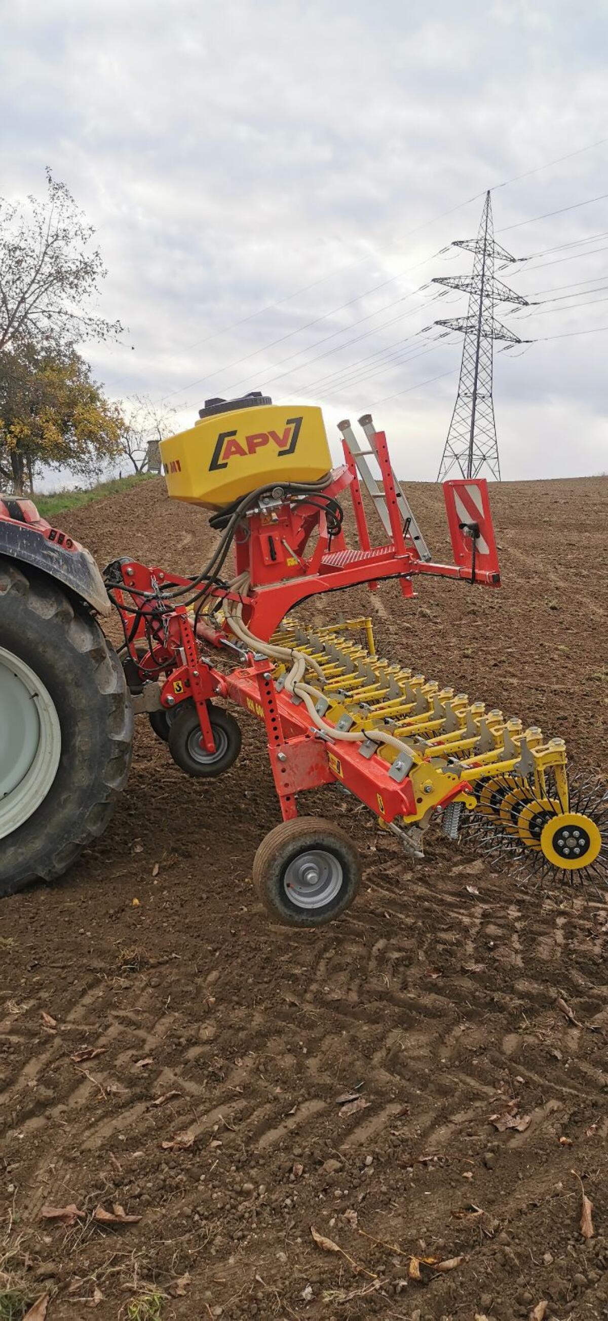 Rollstriegel APV mit Streuer 1