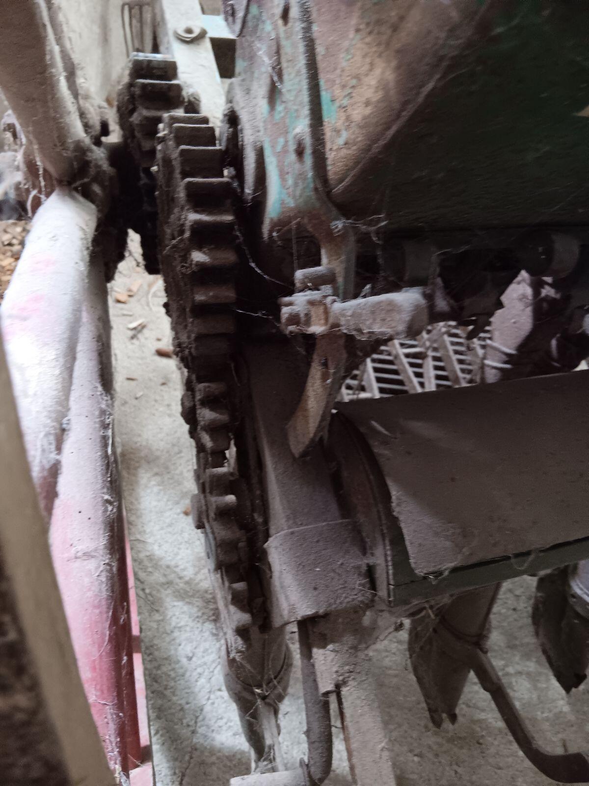 Alte Sämaschine mit Holzrädern 3