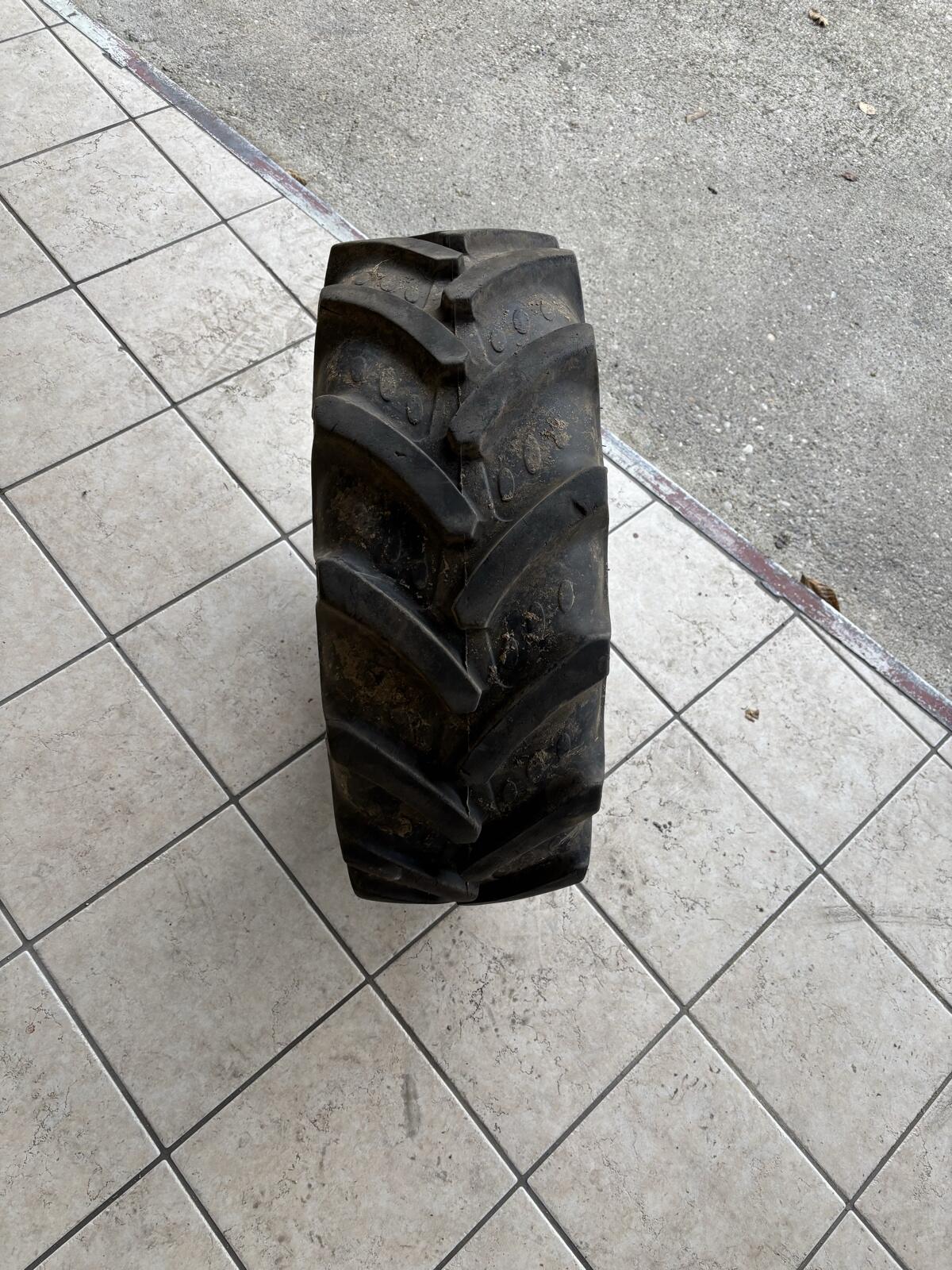 Reifen 260/70R16 1