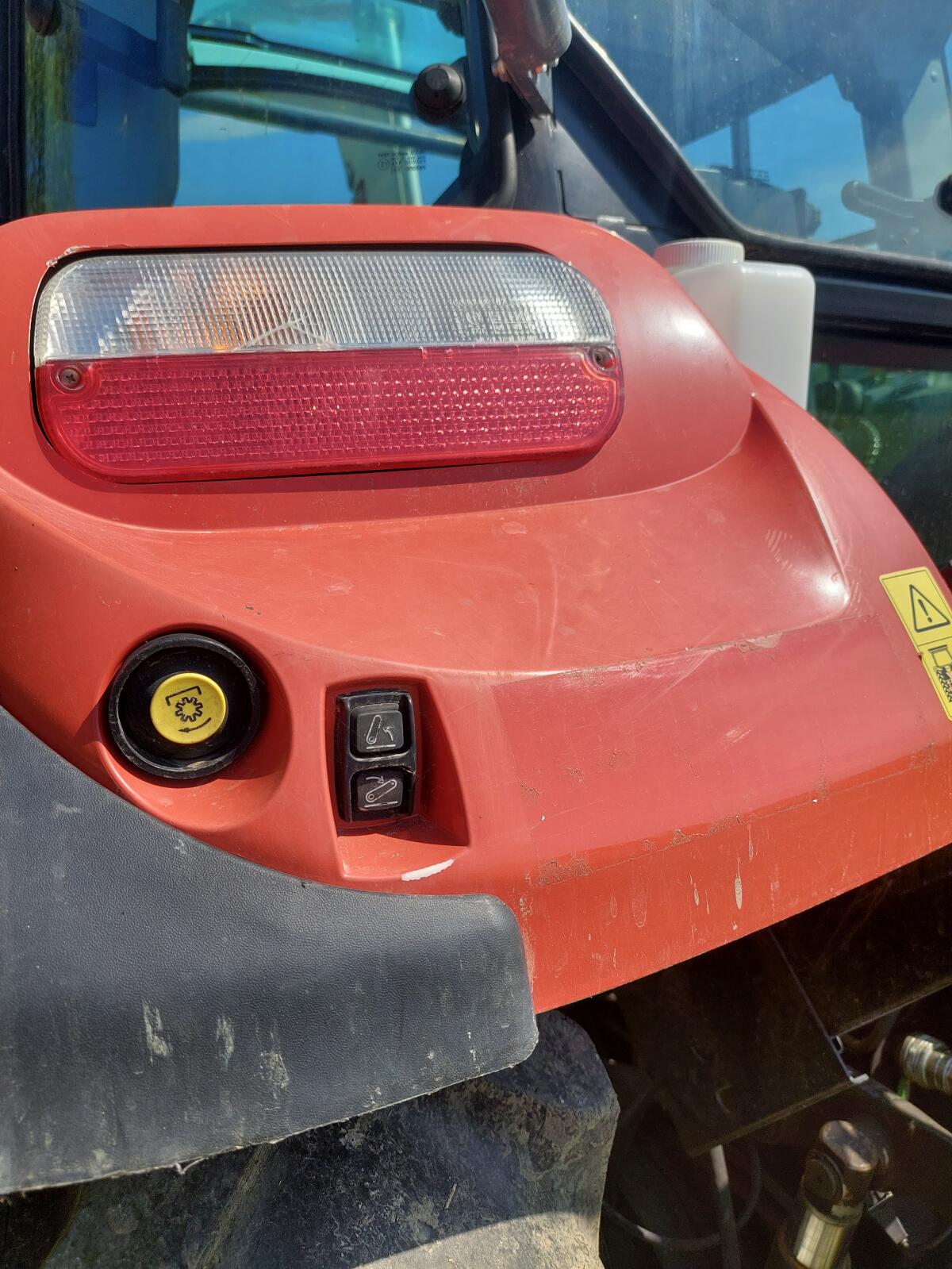 Steyr Kompakt 4085 mit Hauer Frontlader und Forstausrüstung 3