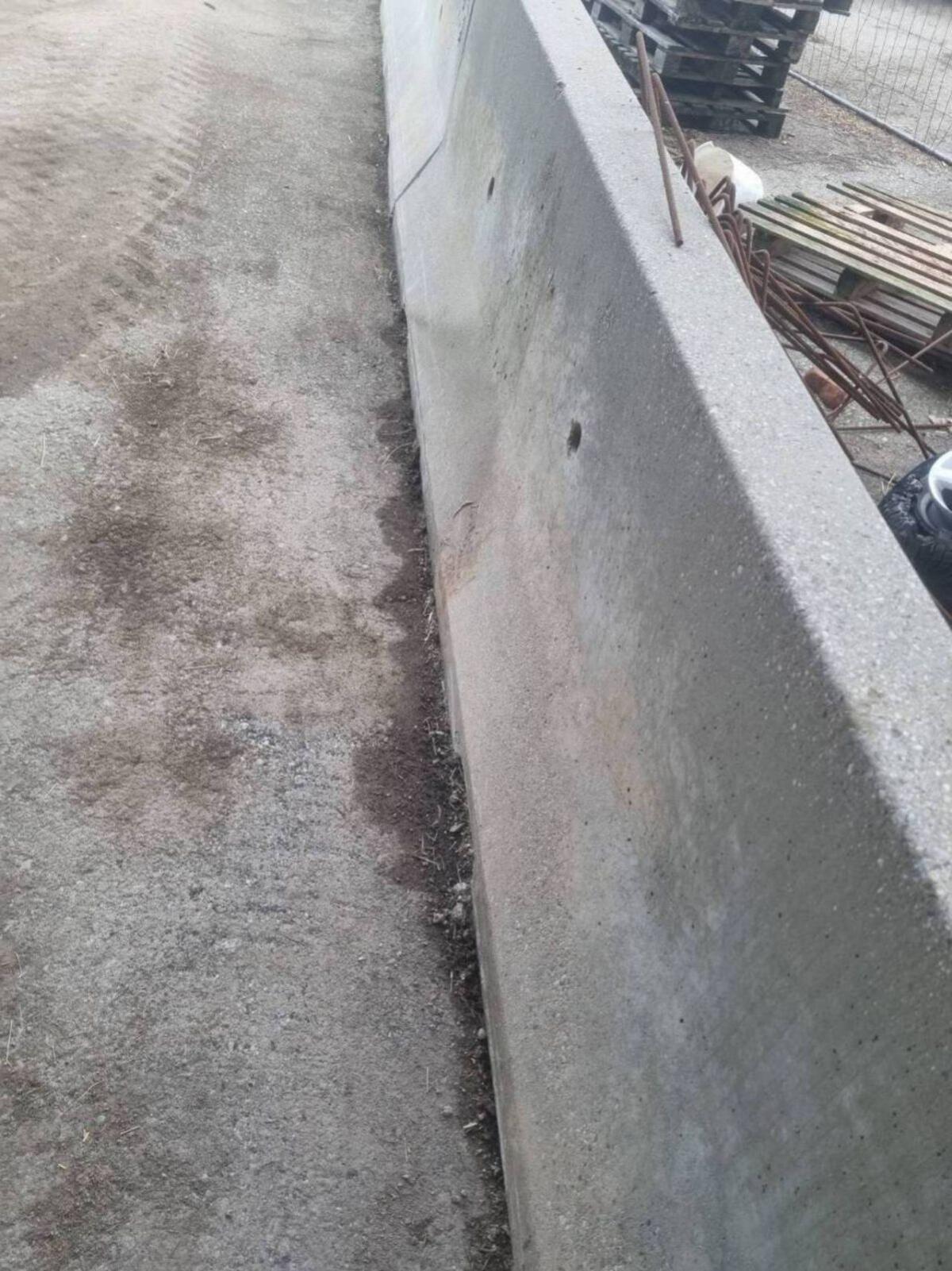 Verkaufe Betonleitwände gebraucht 3