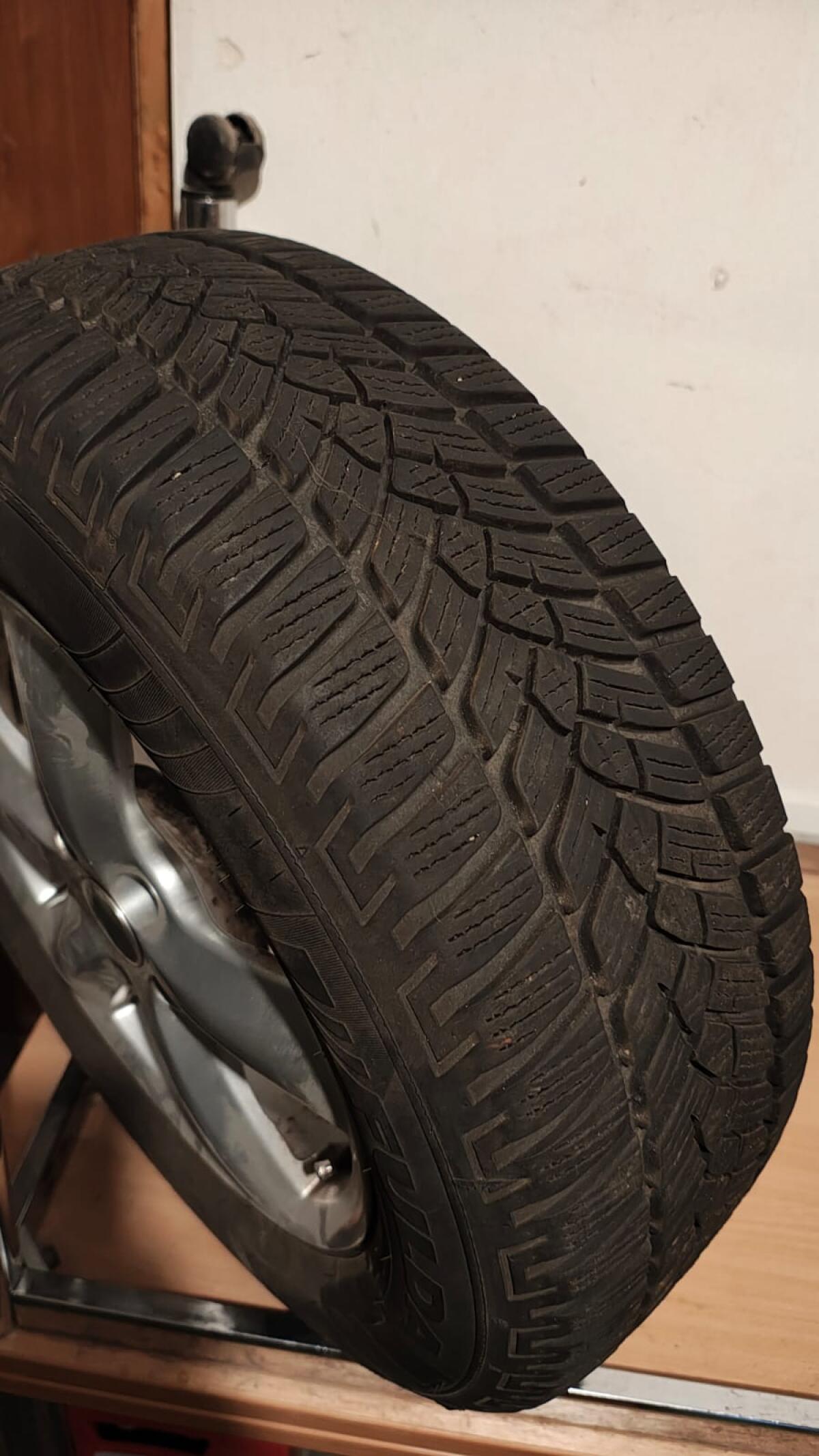 Neuwertige Winterreifen 215/65 R16 inkl. Alufelgen 2