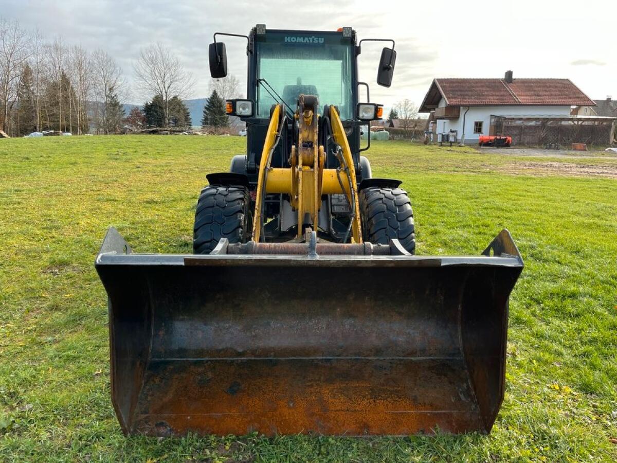 Radlader Komatsu WA 70-5 mit Schaufel und Gabel 3