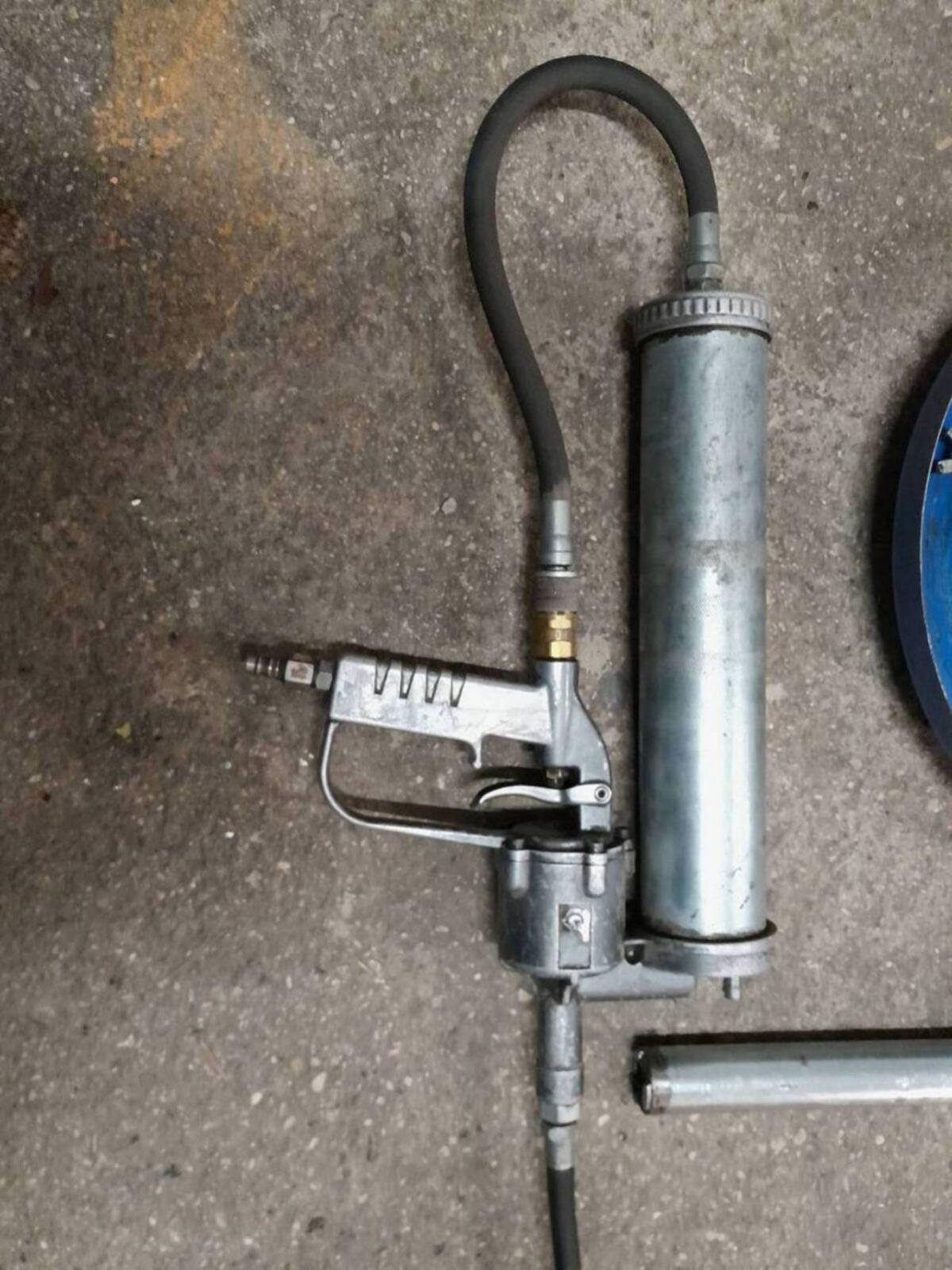 Druckluftfettpresse mit Füllgerät 2