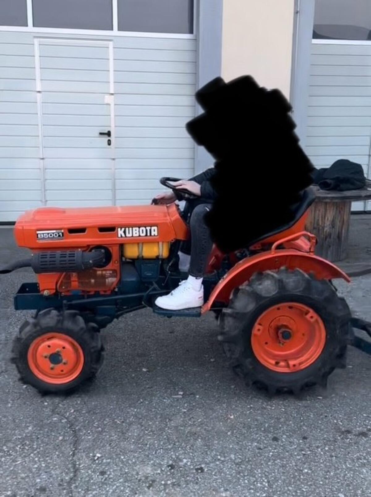 Kleintraktor Kubota B5001 mit Anhänger 2