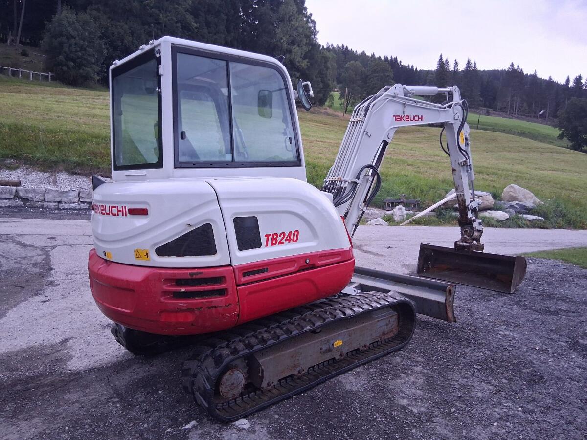 Takeuchi TB240 2