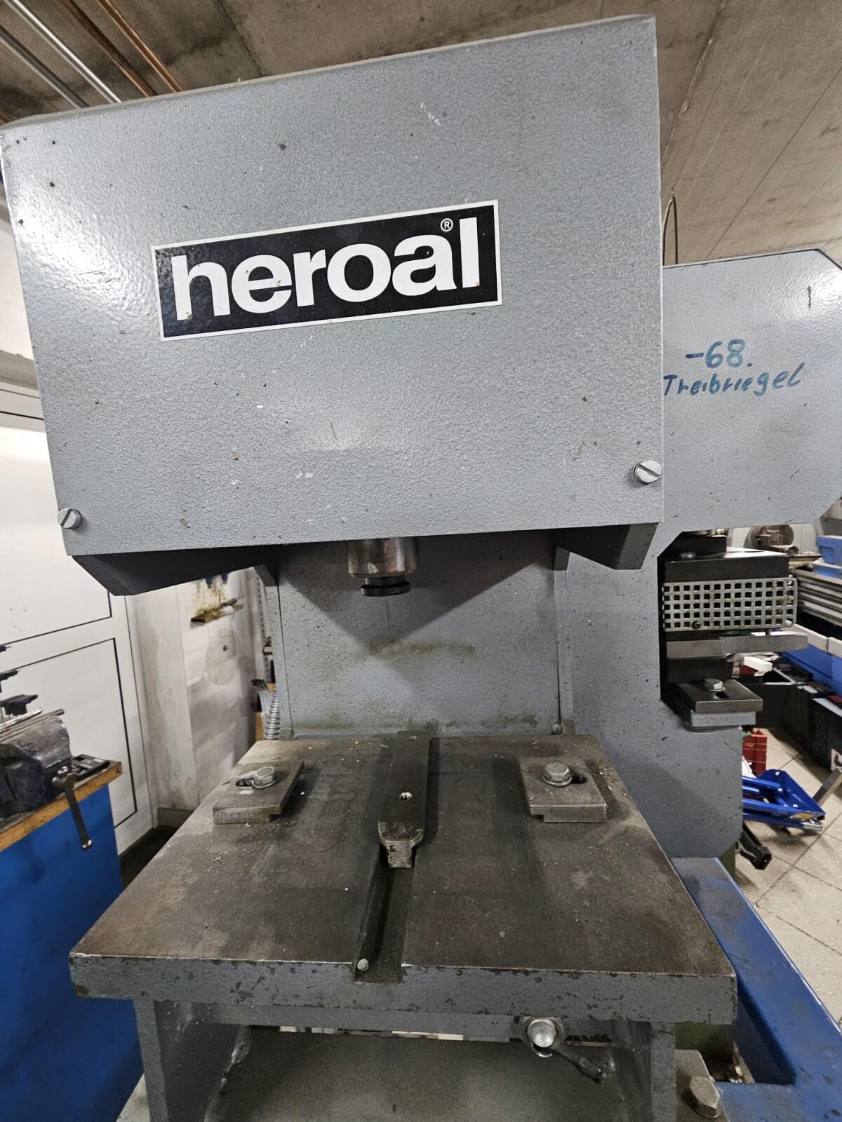 Pneumatische Doppelstanze Heroal 1