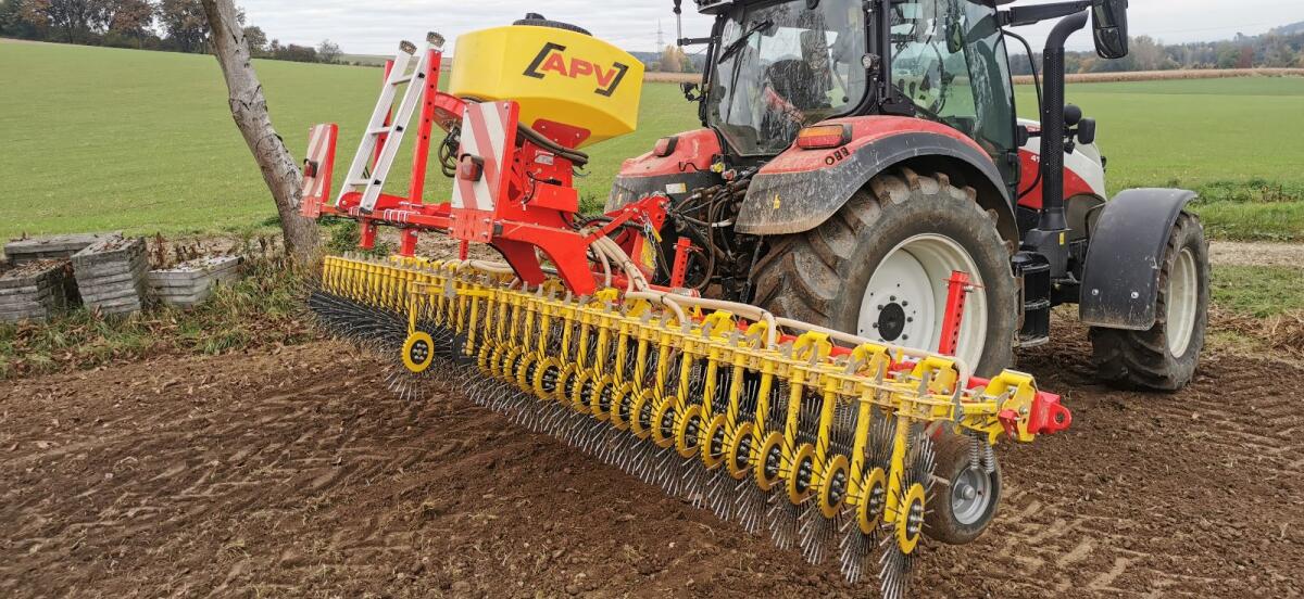 Rollstriegel APV mit Streuer 2