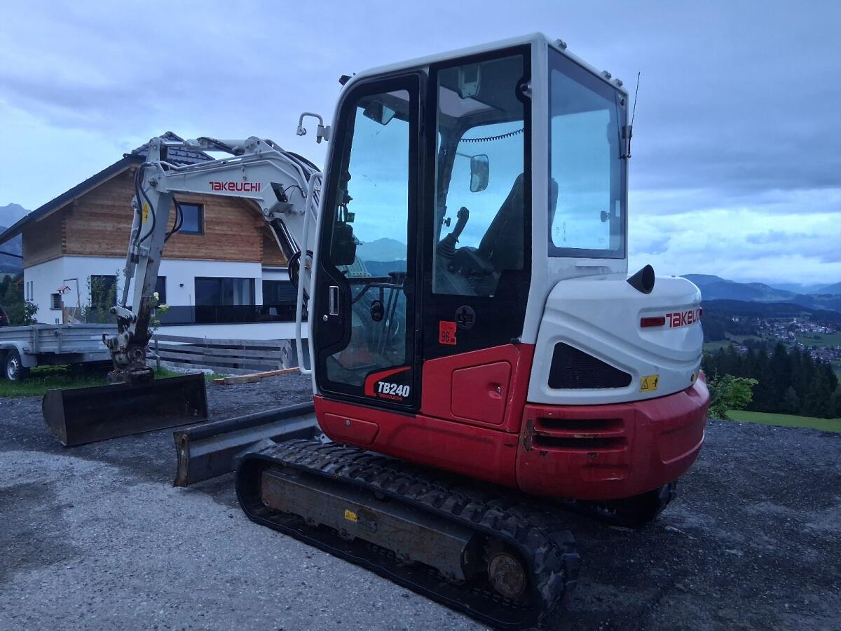 Takeuchi TB240 3