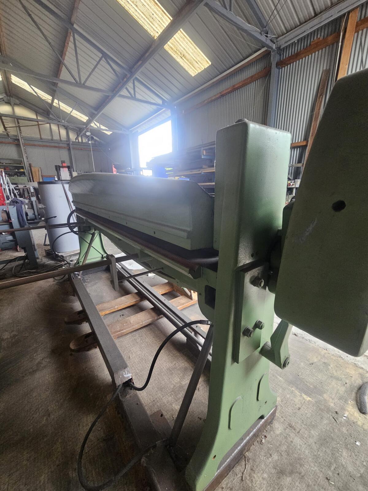 Hydraulische Schwenkbiegemaschine, Abkantbank 2