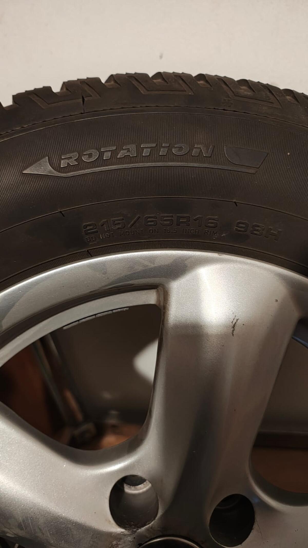 Neuwertige Winterreifen 215/65 R16 inkl. Alufelgen 3