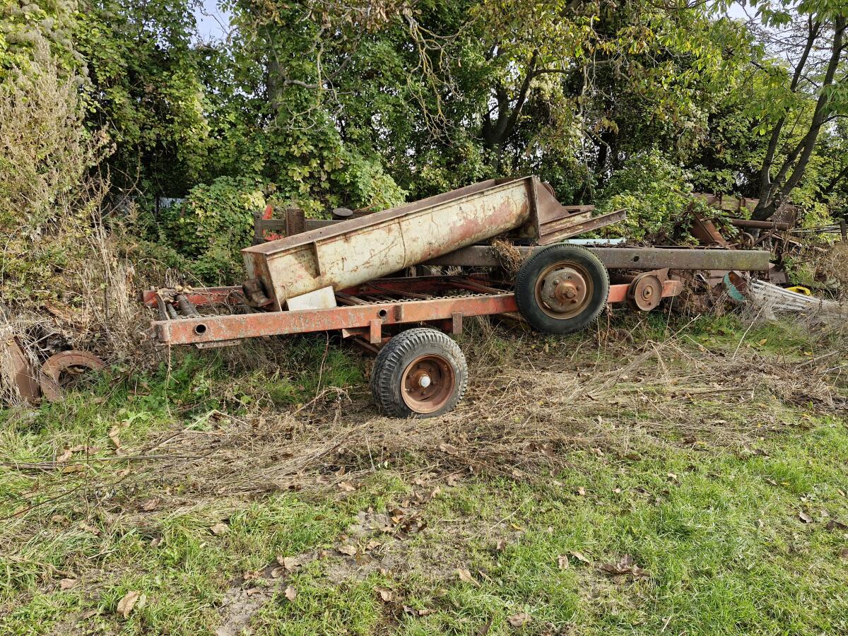 Unterbau von einem Ladewagen und Rahmen mit Achse 2
