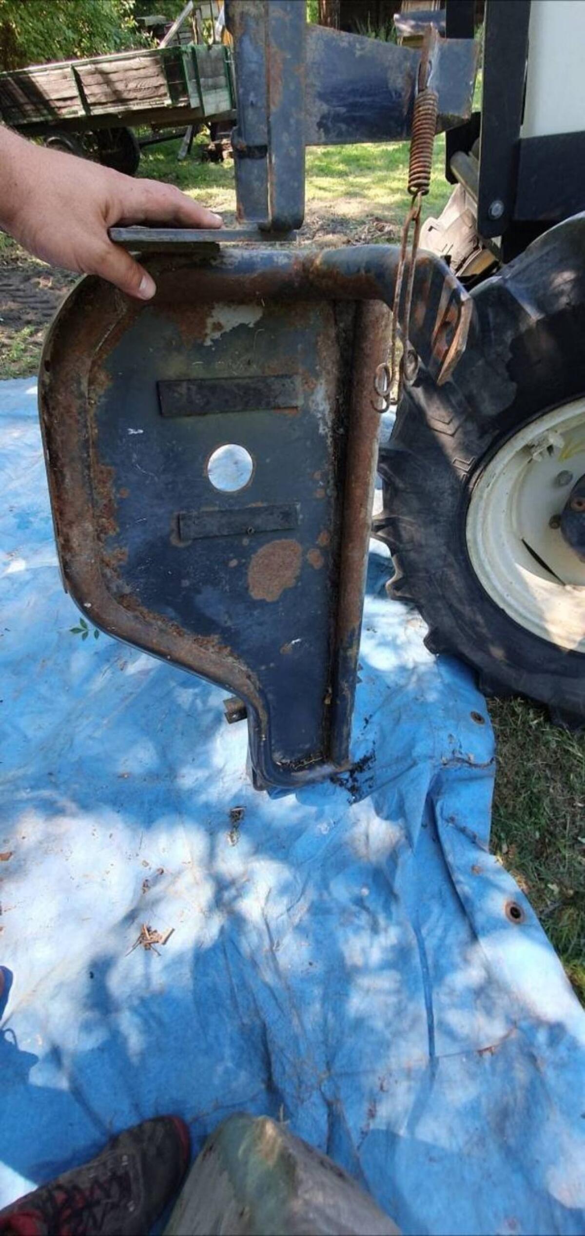 Tankschutz vom Steyr 8130 SK2 mit Seitentank 1