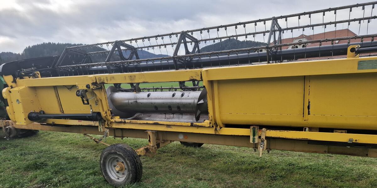 New Holland Schneidwerk mit Schneidwerkwagen 3
