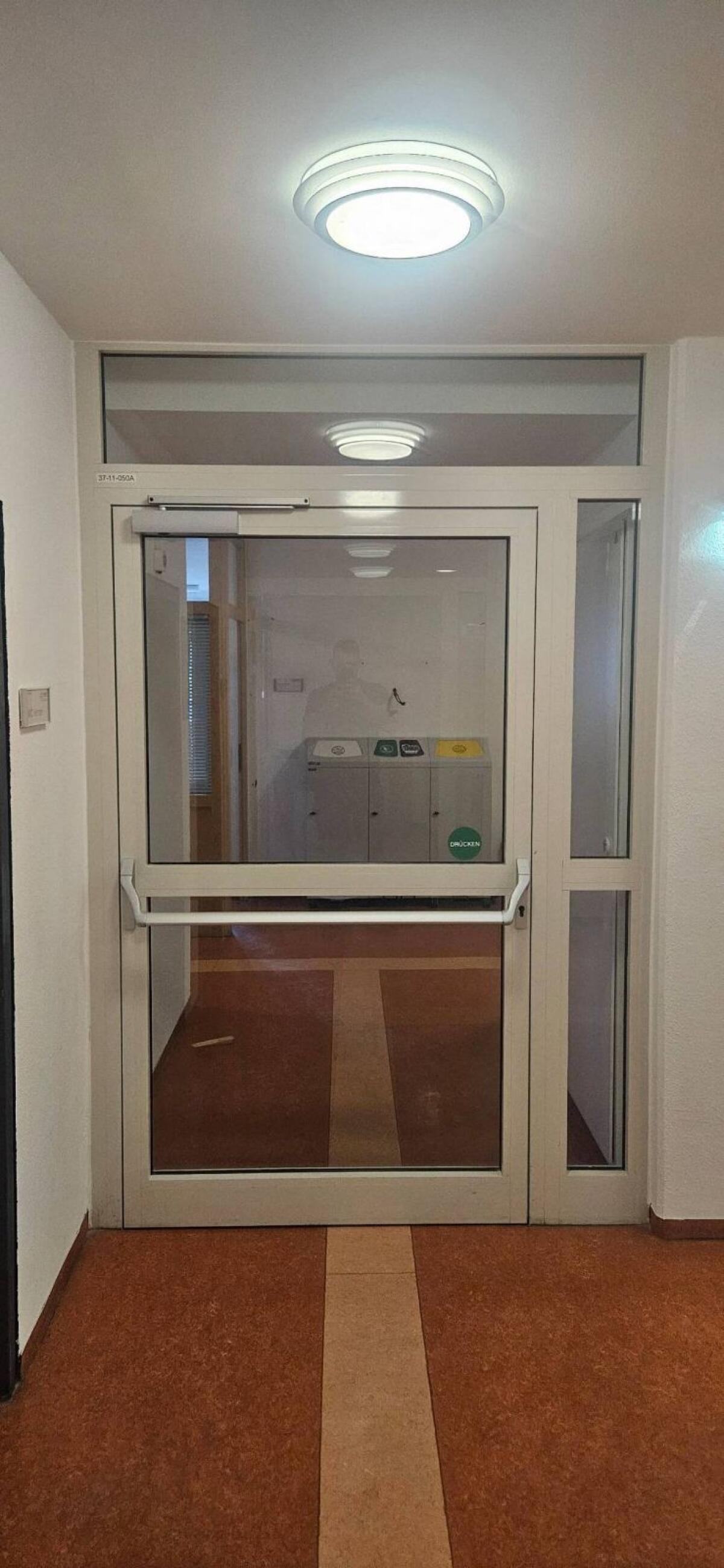 Aluminiumtür mit Oberlicht 3