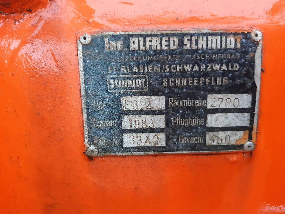 Winterdienst: Schneepflug Schmidt, Kehrbesen, Schneeschleuder 2
