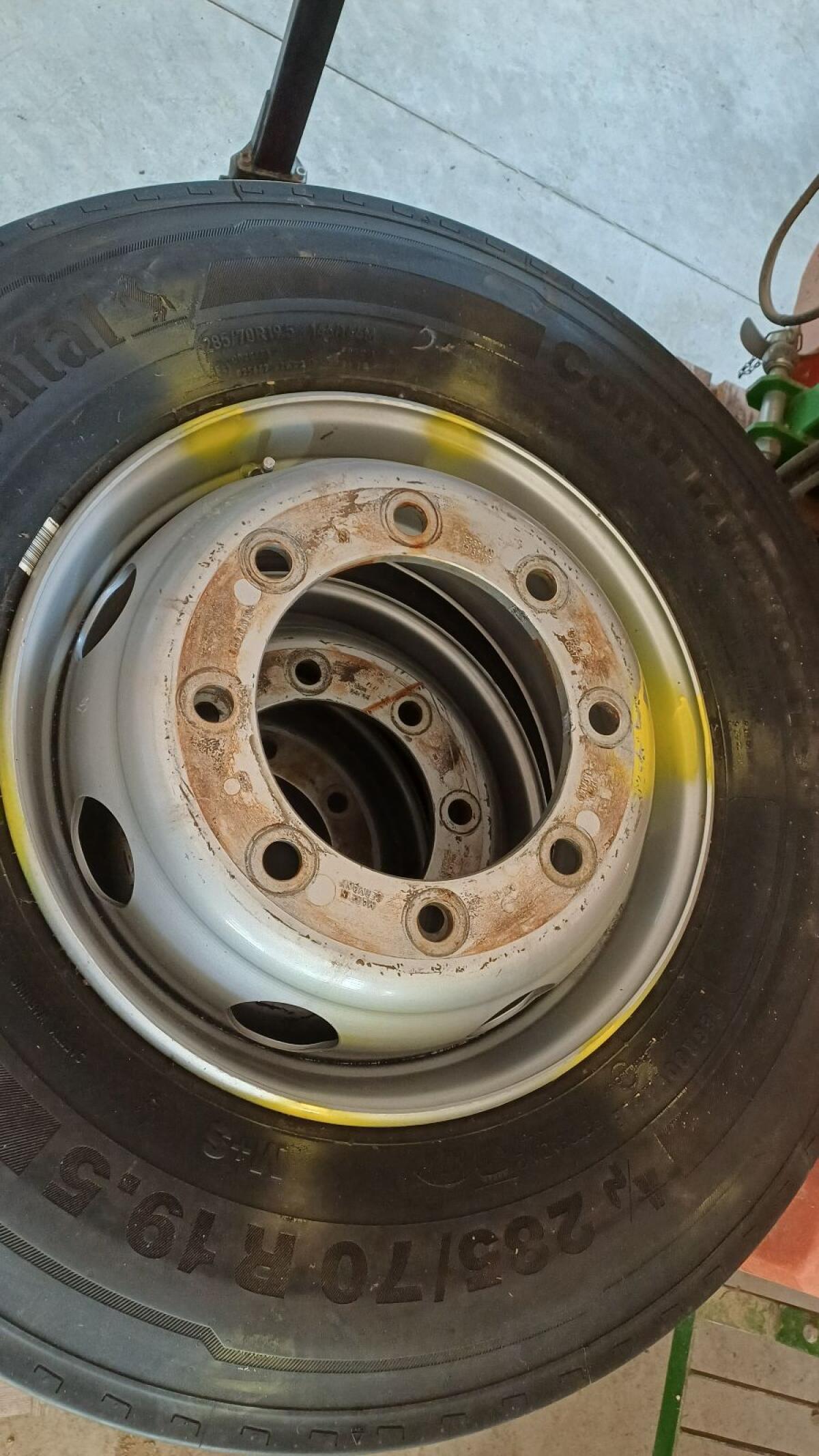 Reifen 285/70 R19,5 2